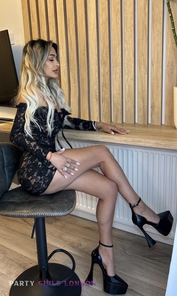 blonde london escort rosa 5