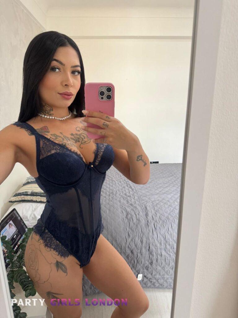 Kelly’s Mirror Moment – Brazilian Escort Marylebone