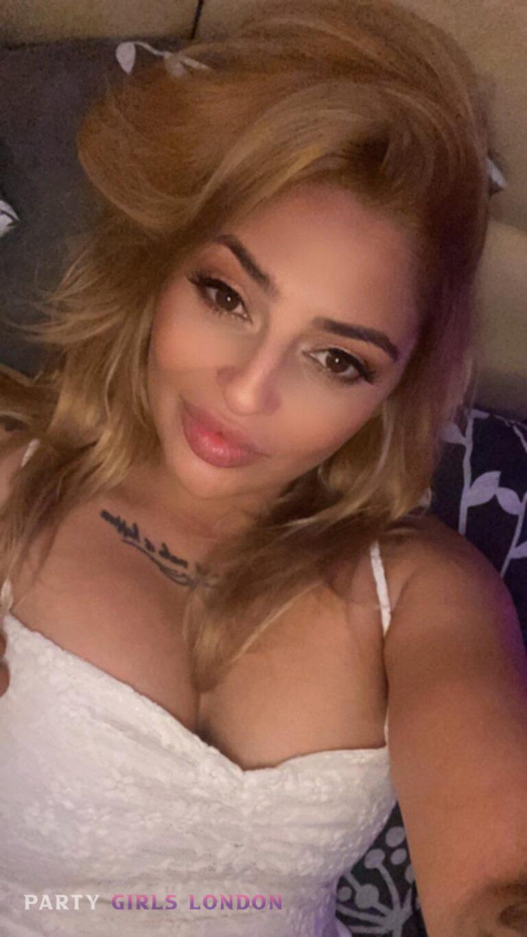 Sienna – Soft and Sensual Close-Up in White Lace | Knightsbridge Escort